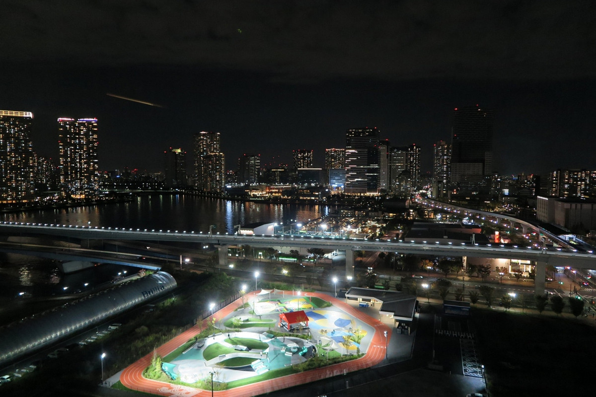 近未来的な豊洲の夜景です