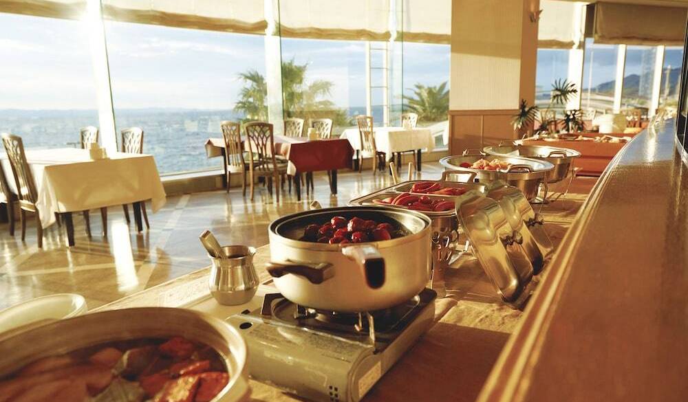 朝食バイキングの会場 / 1