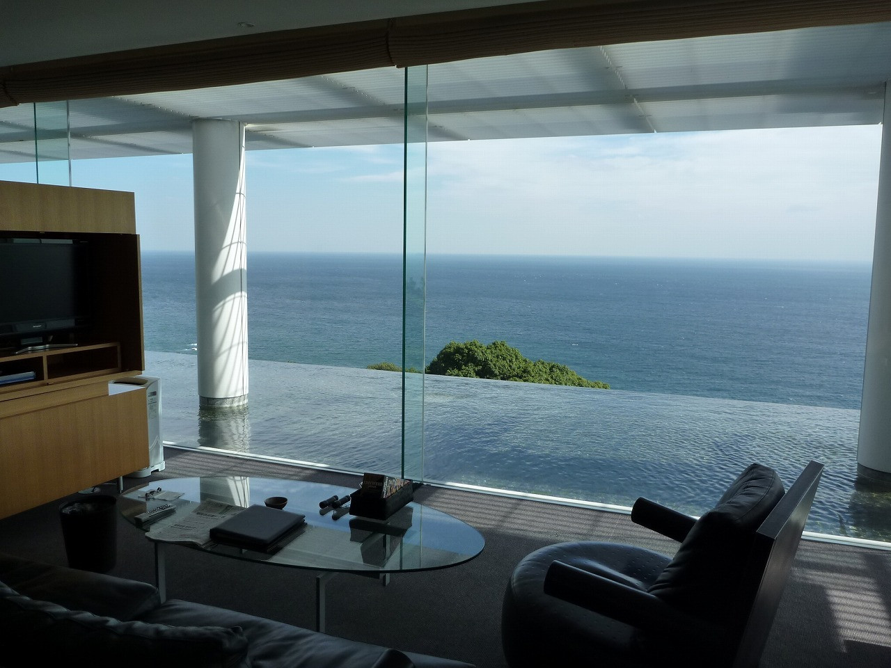 水とガラスに囲まれたスモールラグジュアリー3399902