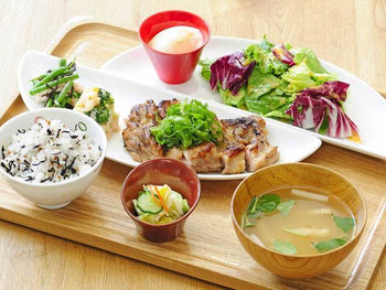 「おぼんdeごはん 成田空港店」料理 615465 バランスを考えた定食スタイルのお店です。