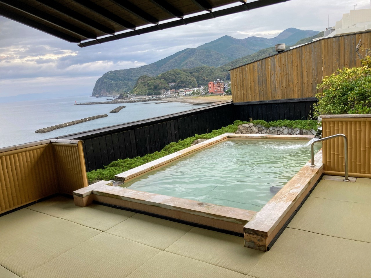 客室に温泉まで総畳数4322畳！こだわりの全館畳敷きの宿4240766