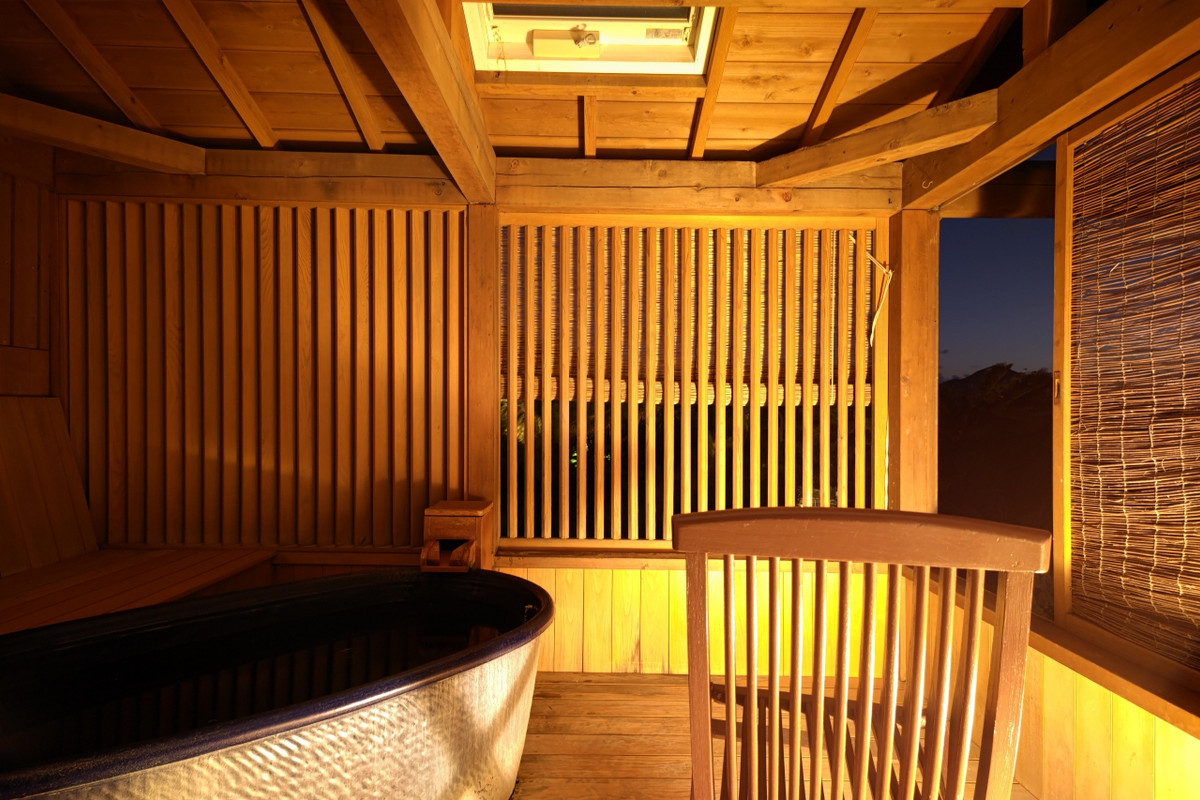 部屋露天風呂の様子（夜）。