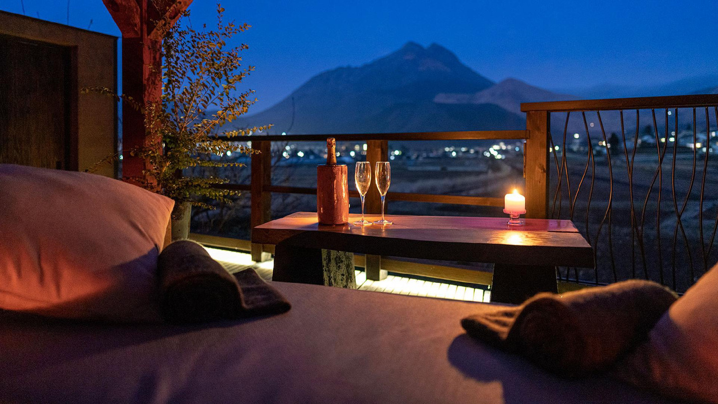 蘭鋳／テラス(夜)