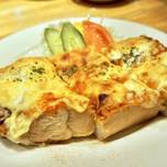 とろとろチーズのピザトースト！「珈琲館 紅鹿舎」で過ごすレトロな時間