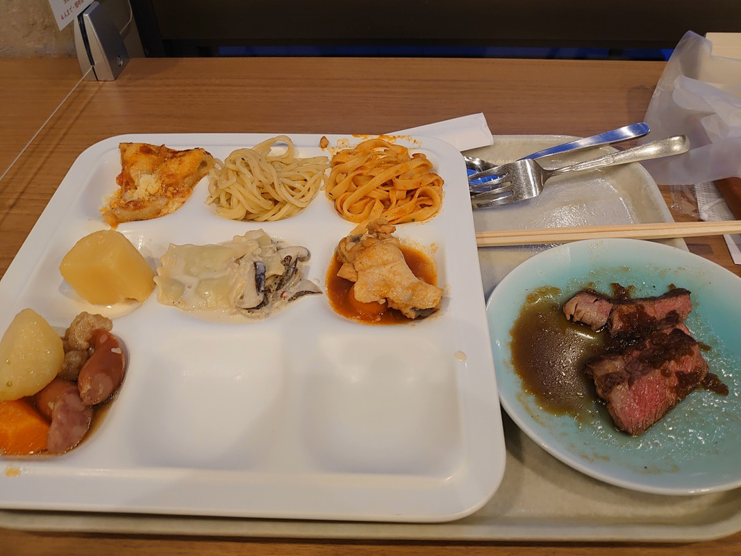 洋食はピザやパスタ類、そしてビフテキ！！