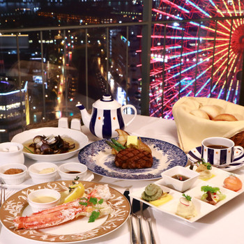 ダイナミックな夜の観覧車を真近で楽しんで3578320