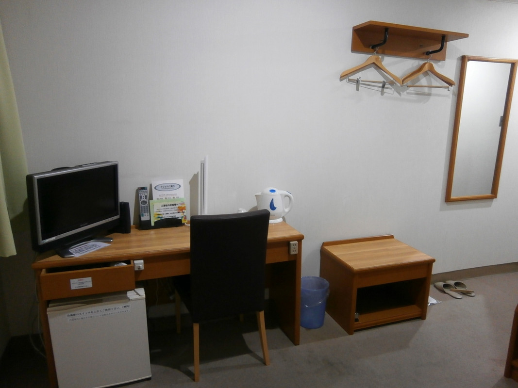 デスクと荷台など最低限は揃ってます