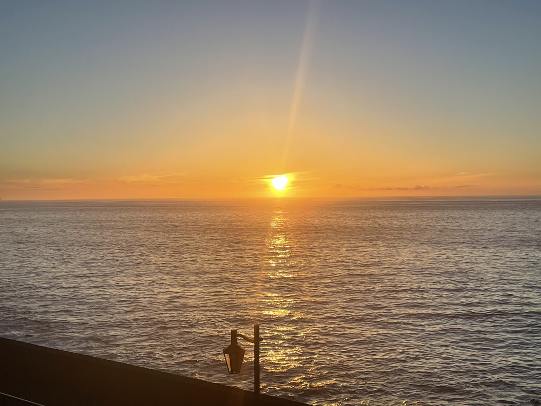 部屋から見える朝日