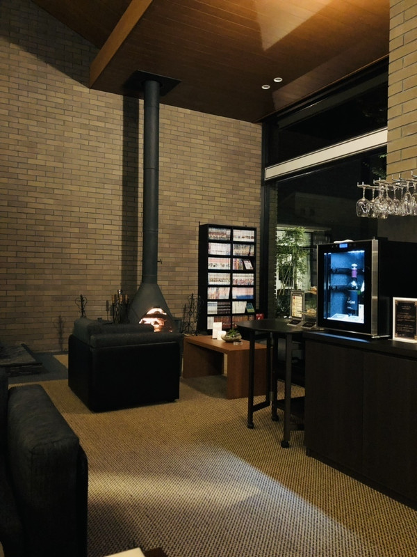 ラウンジの暖炉