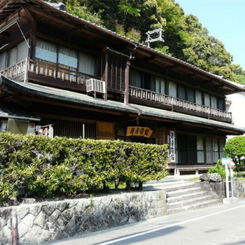 江戸時代から続く旅館で時の流れを忘れる3518112