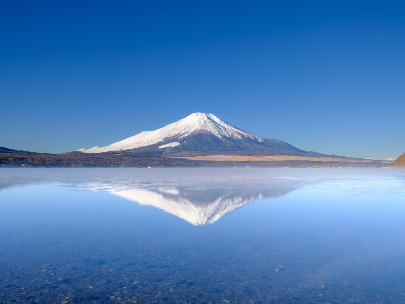 山梨_真冬の山中湖と静寂の絶景