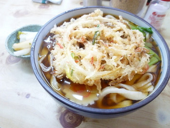 うどんと温かい出汁のハーモニー1304747