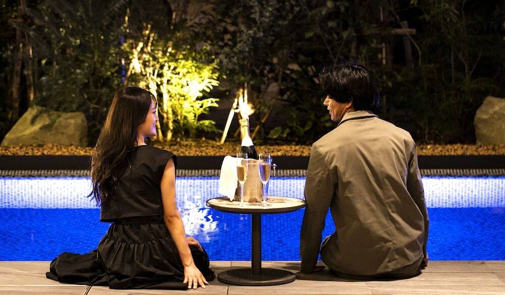 夜のガーデンプールとドリンク / 1