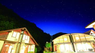 施設の正面 (日没後) / 5