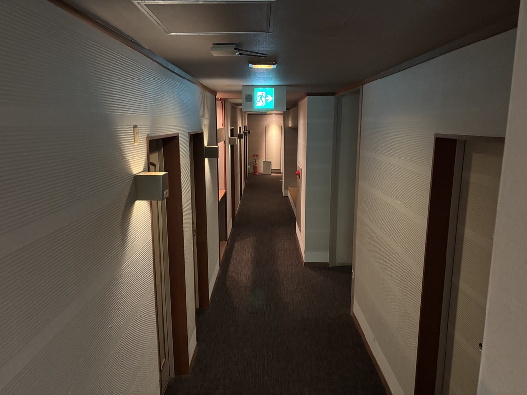 別館1階の狭い通路