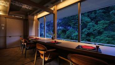 旅館のお食事処 / 16