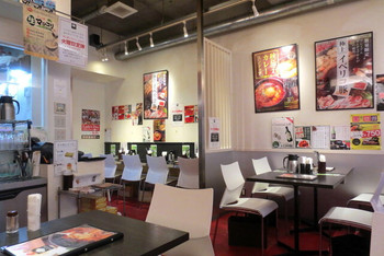 「明洞純豆腐 新大阪店」 内観 21433141 カウンター席、2人掛けテーブル1つ。
