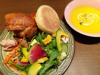 「カフェ ビブリオティック ハロー!」 料理 40664453 スープ・サラダ・自家製パン3種盛りランチ♬