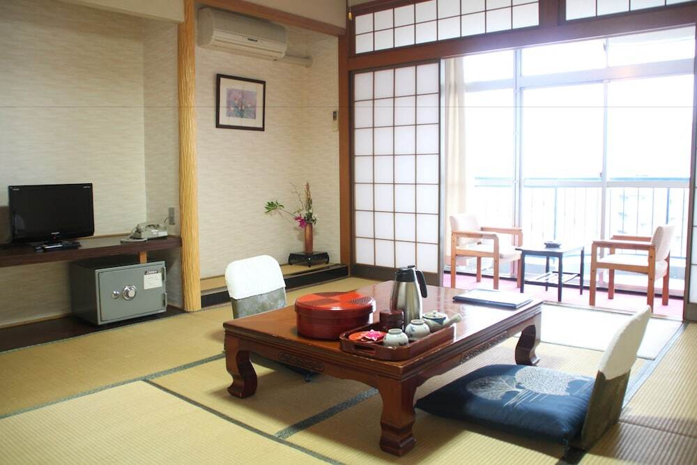 客室内のダイニングエリア