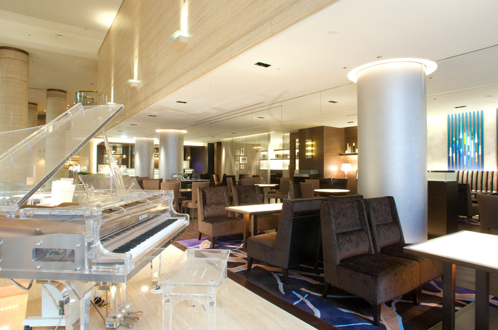 「ティーラウンジ ベルクール」 内観 17866015 土日祝のみクリスタル製ピアノにて生演奏をお届け致します