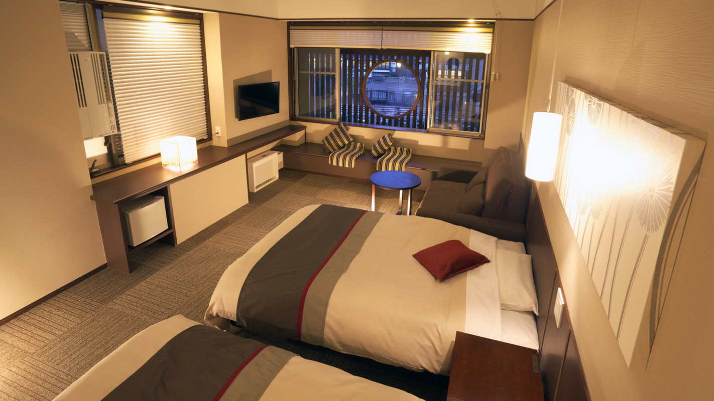 湯畑ビュー客室 和モダンツイン(夜の雰囲気)