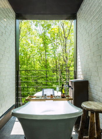 風景を切り取る巨大な額縁窓のあるライフスタイルホテル3995123