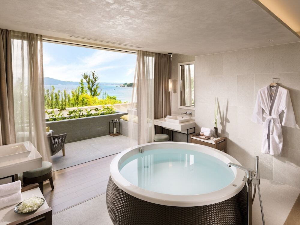 今回の沖縄旅は、スパ付きホテルで「美の追求旅」にしませんか?3931112