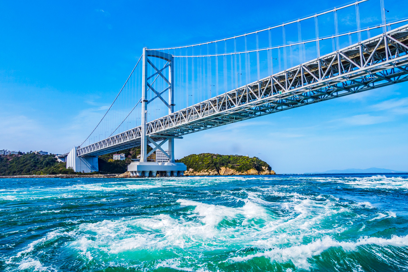 青空と大鳴門橋