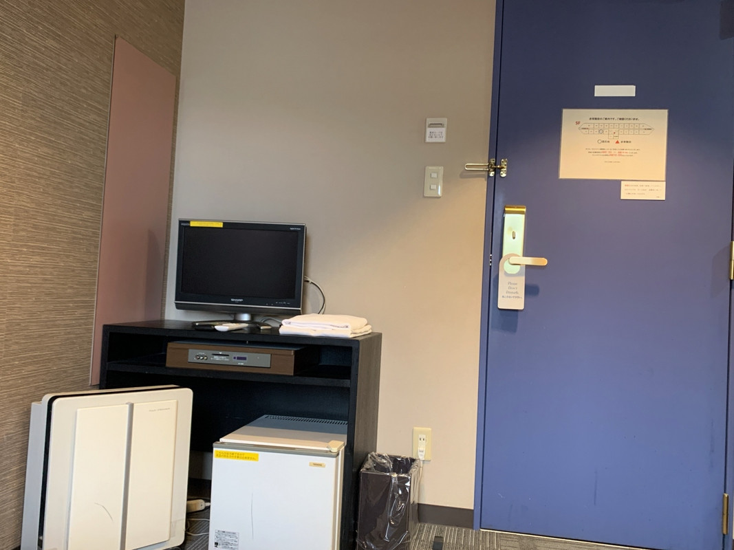 テレビは小型だった