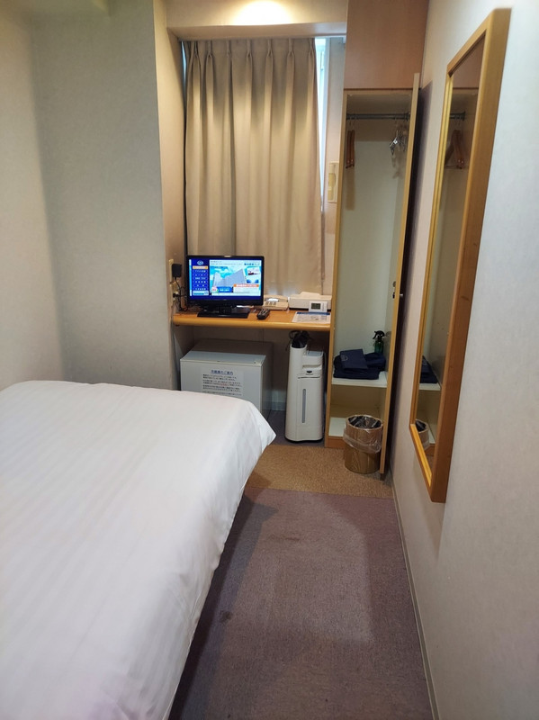 部屋。狭苦しいという方もいるが、この時期個室がとれるだけで上