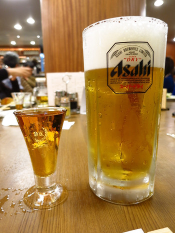「神谷バー」ドリンク 588176 黄金タッグ！デンキブラン260円（左）生ビール中750円