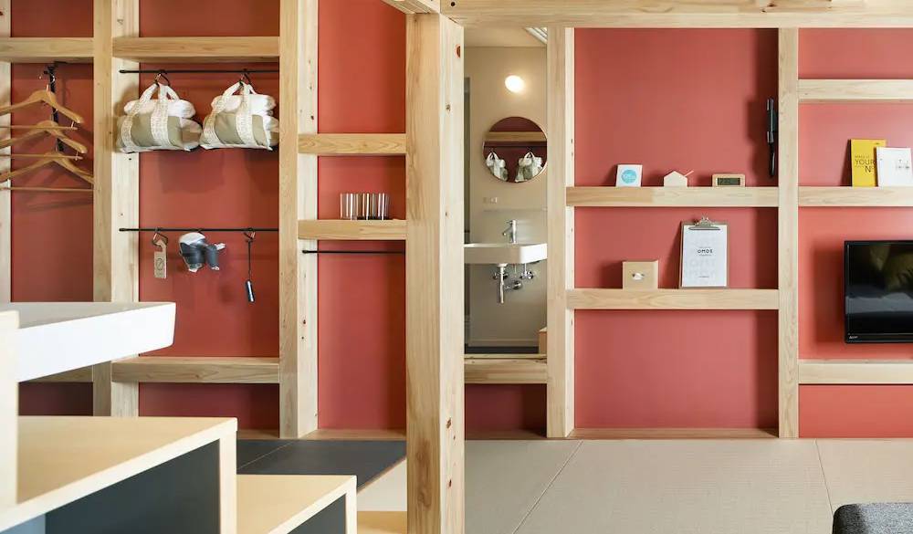 必要なアイテムのほとんどが壁面収納です。タオルやドライヤーもすっきり収納されているので、自宅の収納アイデアにもなるかも。