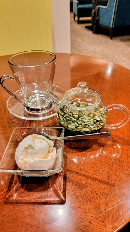 ラウンジでブルーシールアイスと沖縄ハーブティ。美味しかった！