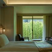 ホテル ザ セレスティン京都祇園（京都府 シティホテル）：34平米ほどある「デラックスツイン」はベッドまわりにスペースがあり、ゆったりと寛ぐことができる。靴を脱いでのんびり過ごせるのも嬉しい。
●おすすめのシーン／カップル旅 / 3