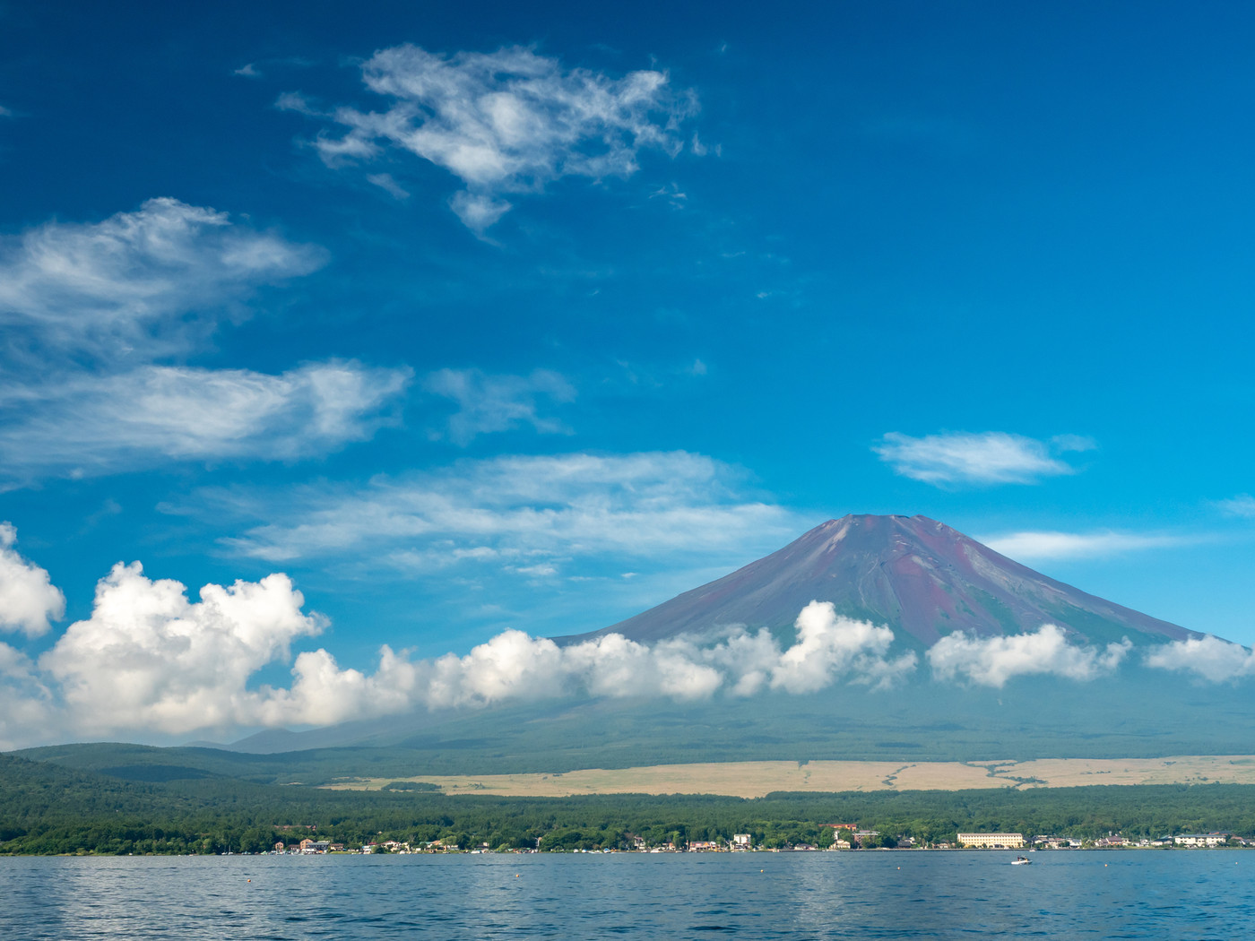 夏の富士山と山中湖の景色　山中湖湖畔からの展望