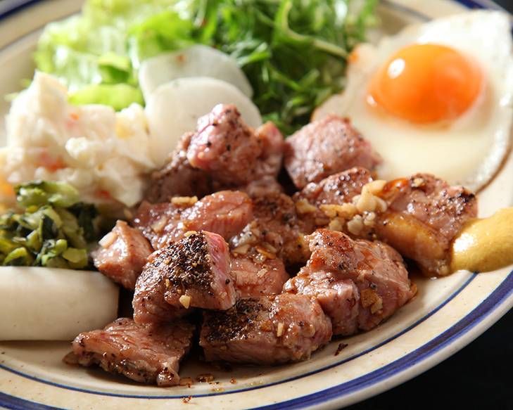 ランチは老舗鉄板屋で
上質の牛肉ステーキを / 2
