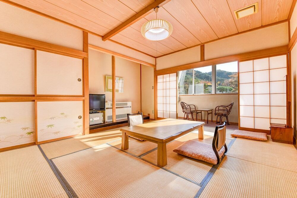 都会ではなかなか体験できない純和風の日本庭園をお部屋から楽しむ4038029