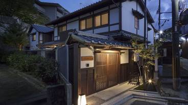 施設の正面 (日没後) / 2