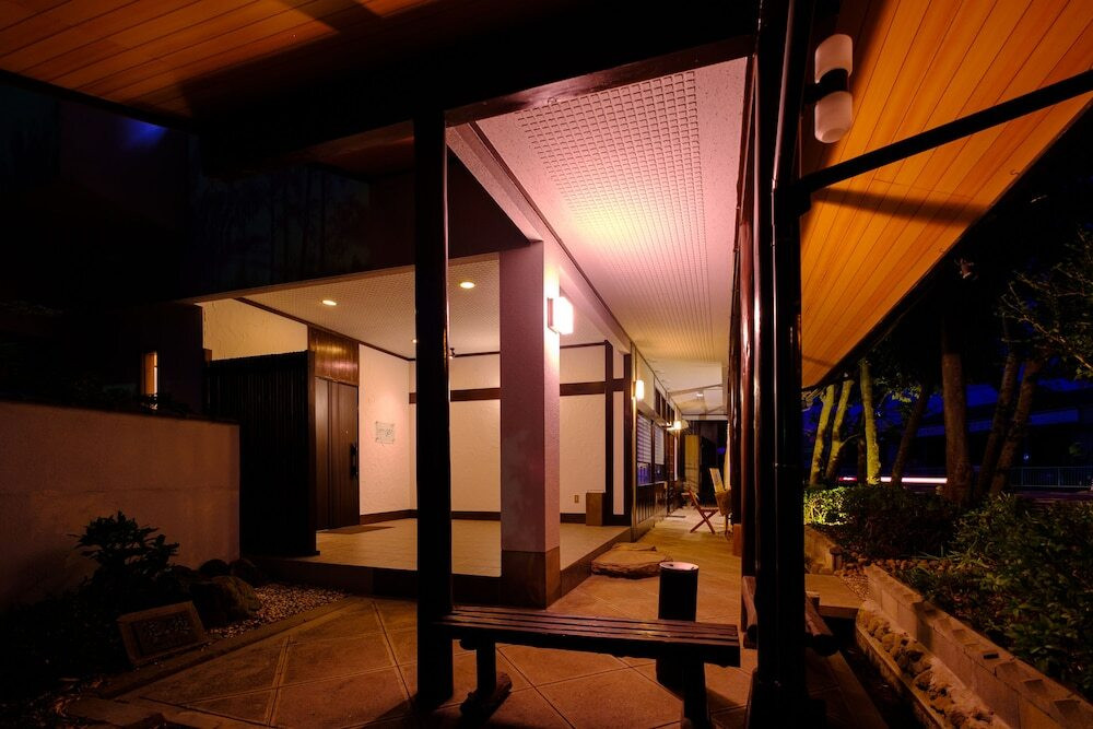 施設の正面 (日没後)