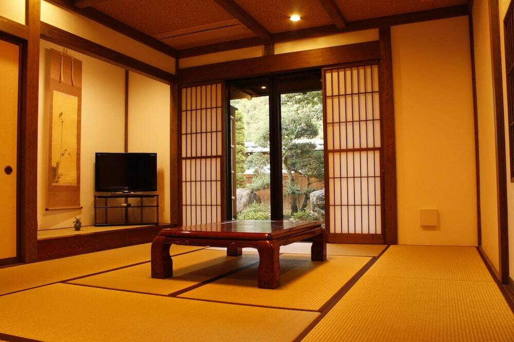 お宿の当主は元力士!本場のちゃんこ鍋を味わおう3439145
