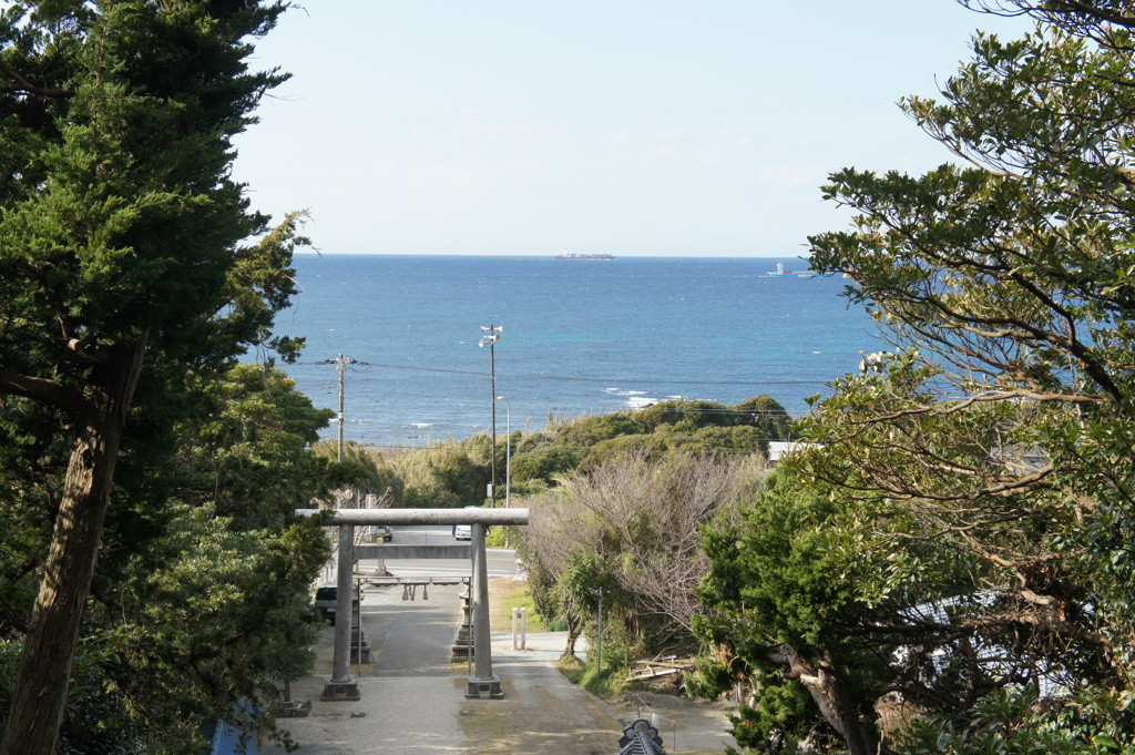 海を見つめる鳥居。崖のほとりの「洲崎神社」127437