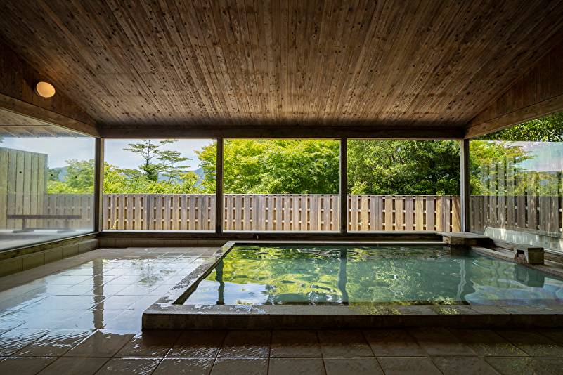 森の道を抜けると
半露天温泉の癒し / 2