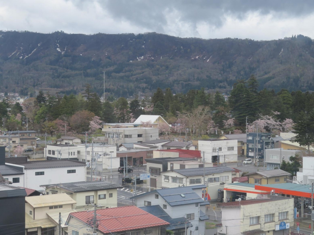 ...上杉神社あたりの木立が見えたり…、