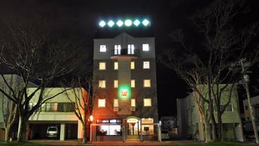 施設の正面 (日没後) / 1