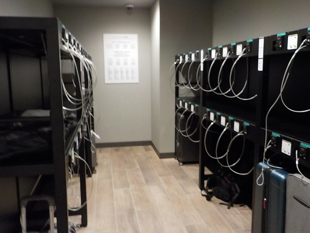 荷物を預ける時はこの部屋になります。