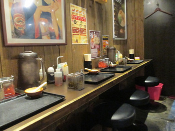 「だるまのめ 本厚木店」内観 725384 御盆と胡麻スリが事前に