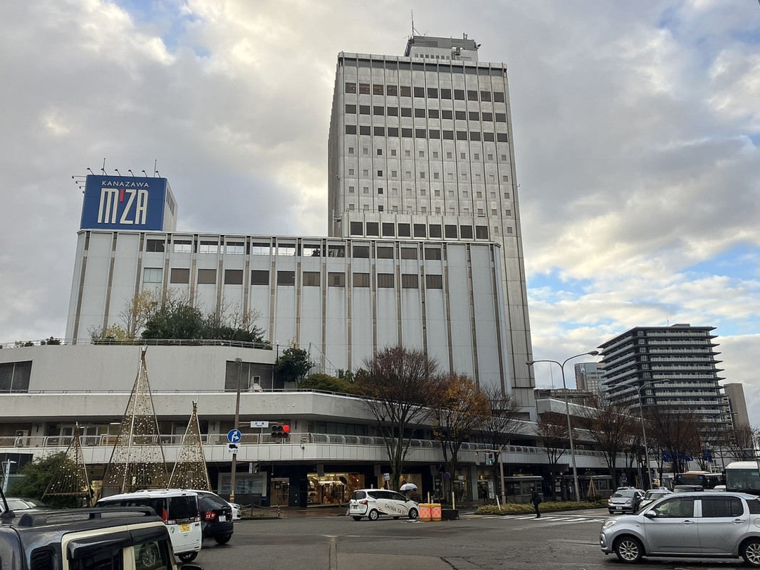 武蔵ヶ辻交差点に立地します