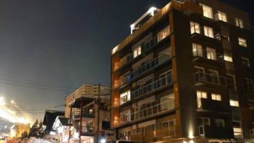 施設の正面 (日没後) / 1