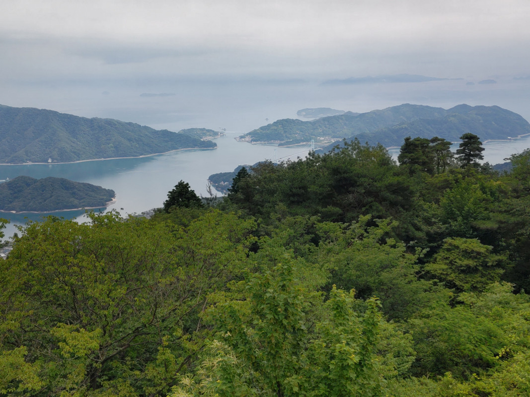 蒲刈や大崎、など瀬戸の島々一望。晴れた日は四国石鎚山が見える