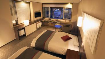 湯畑ビュー客室 和モダンツイン(夜の雰囲気) / 5